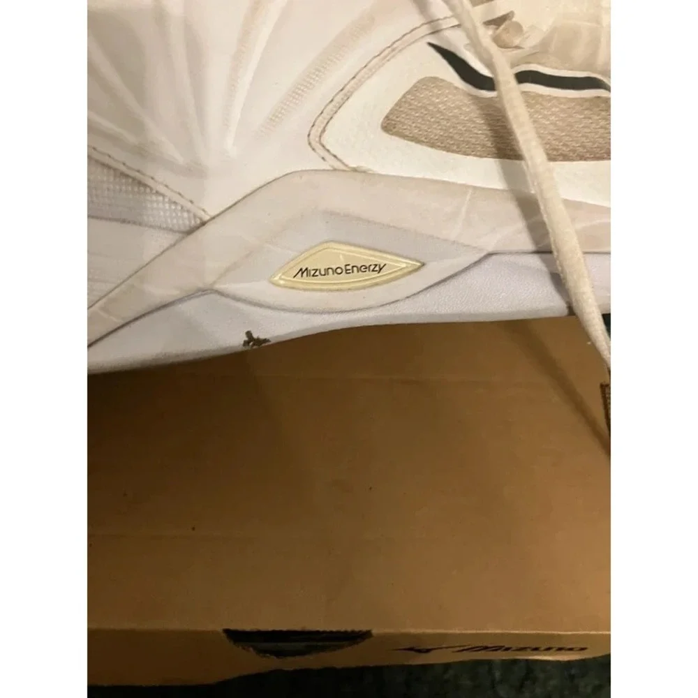 Mizuno Women's Wave Momentum 2 Volleyball Shoes Size 10 White Navy Blue with Box